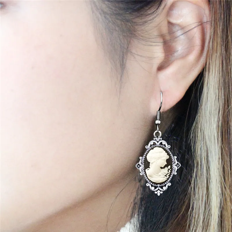 Vintage Look Lady Queen Cameo  - огляд і ціна Resin Art Ring